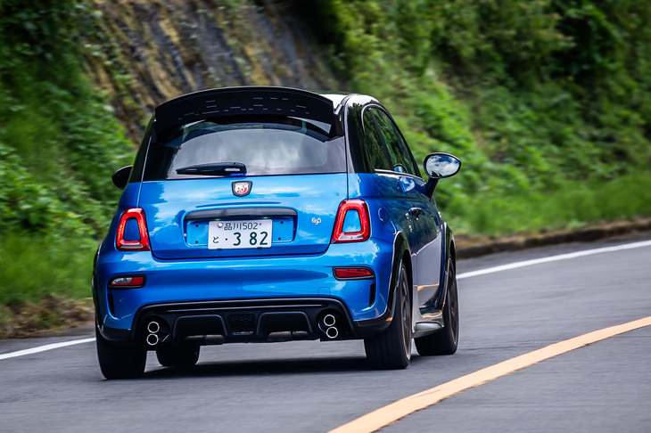 「695コンペティツィオーネ」譲りの高性能エキゾーストシステム「レコードモンツァ」を搭載。エキゾーストフィニッシャーは、片側2本ずつを上下に配置した専用レイアウトが採用される。