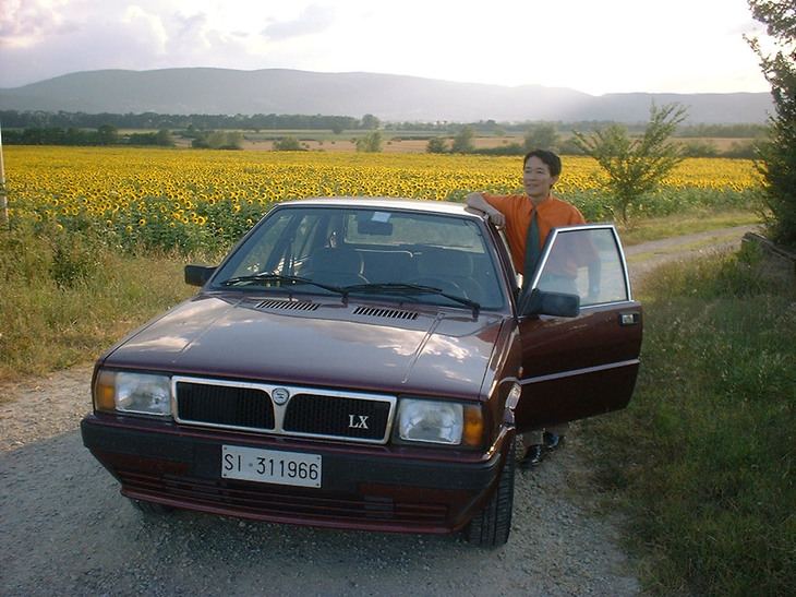 イタリアで最初に手に入れた12年落ち・走行12万8000kmの「ランチア・デルタLX」と。