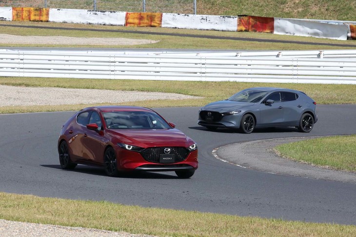 “優れた瞬発力”と“最高の自在感”が追求された「eスカイアクティブX」搭載車。「マツダ3ファストバック」においては、4人乗りの「ロードスター」をイメージして開発したという。