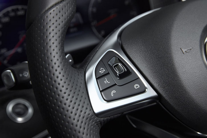 ステアリングホイールのスポーク部に設けられたインフォテインメントシステム用の操作スイッチはセンサー式。スマートフォンのようなタッチ＆スワイプ操作が可能。