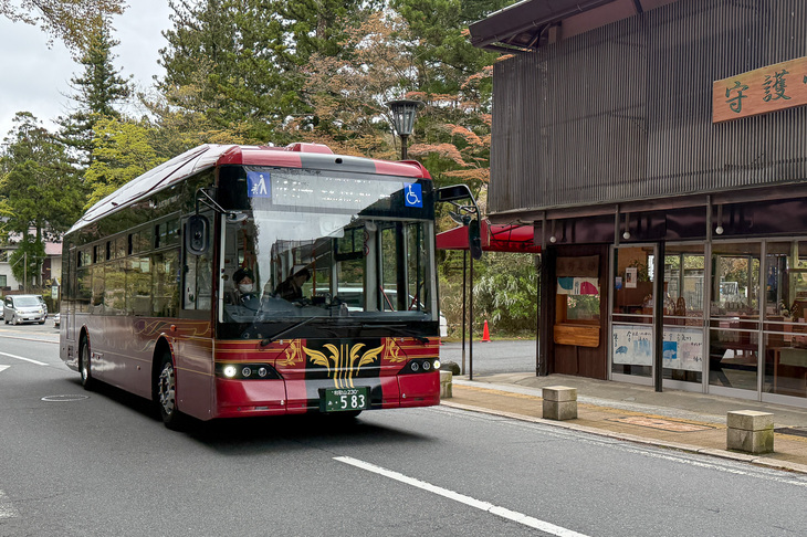 高野山で運行される南海りんかんバスの「BYD K8」。ボディーのデザインは南海電鉄の観光列車「GRAN天空」を踏襲したもの。落ち着いた赤が高野山の街並みによくなじむ。