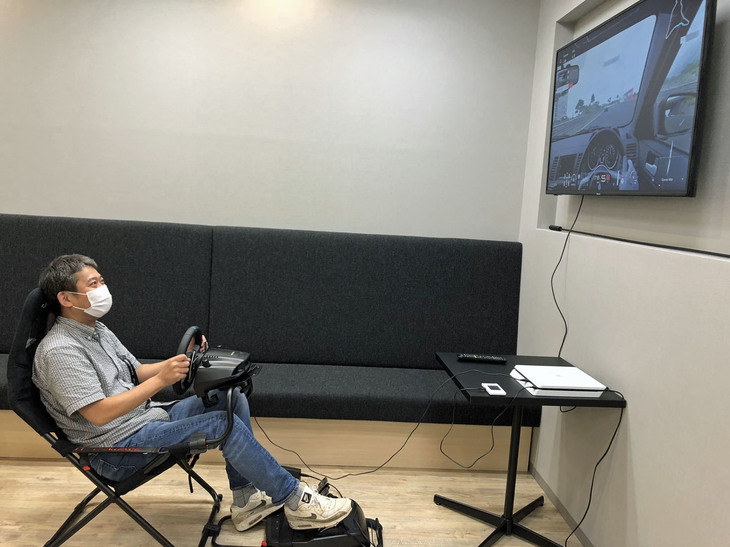 「ロジクールG29」と「Challenge」で快適にプレイ。ペダルの位置を調整できるが、写真を見るともっと前にしてもよかったかもしれない。