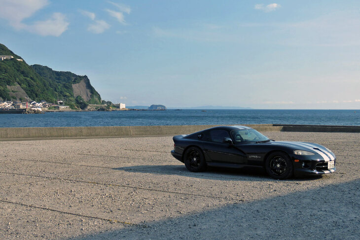 こちらは別日に撮影した、ふ頭の駐車場にたたずむ「ダッジ・バイパー」の図。当日は突然のトラブルでパニックに陥り、撮影をする余裕なんてなかったのだ。友よ、その節はご迷惑をおかけしました……。