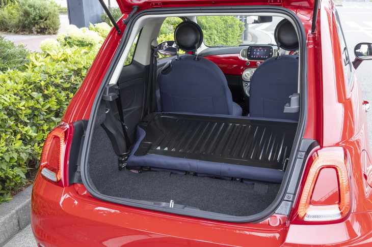 荷室の容量は185～550リッター。後席の背もたれは50：50分割式だった時代もあったが、最後の「1.2カルト」は左右一体式だった。