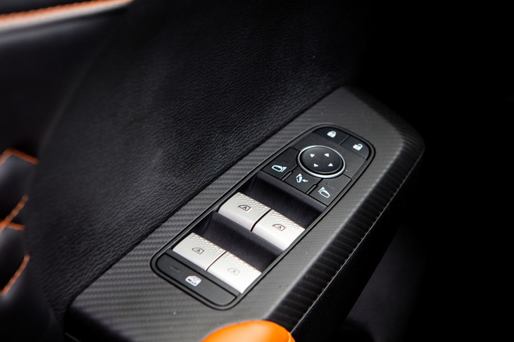 三菱アウトランダー（フロントドアコンソール）