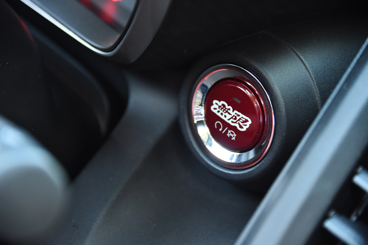 「無限」とはホンダのモータースポーツ活動や、アフターパーツの開発などを手がけるM-TECの製品ブランドである。これまでにも「シビック タイプR」や「CR-Z」などのコンプリートカーが、同ブランドからリリースされてきた。