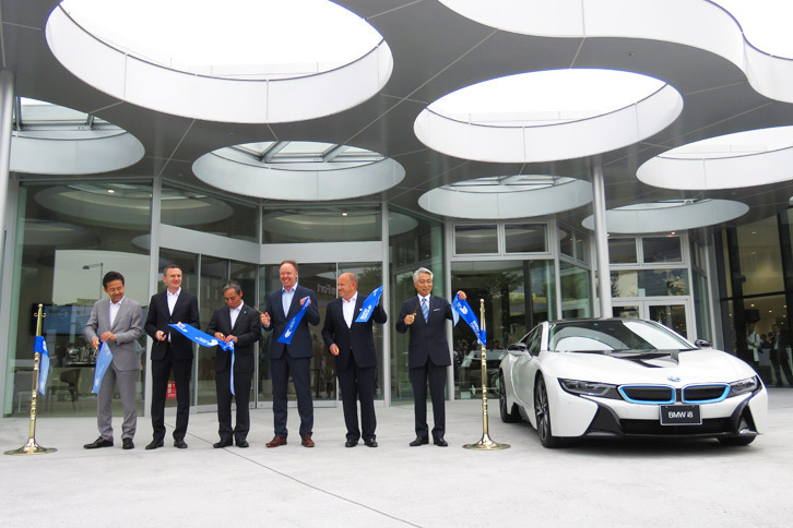 センター棟のエントランス前で、行われたテープカットの様子。