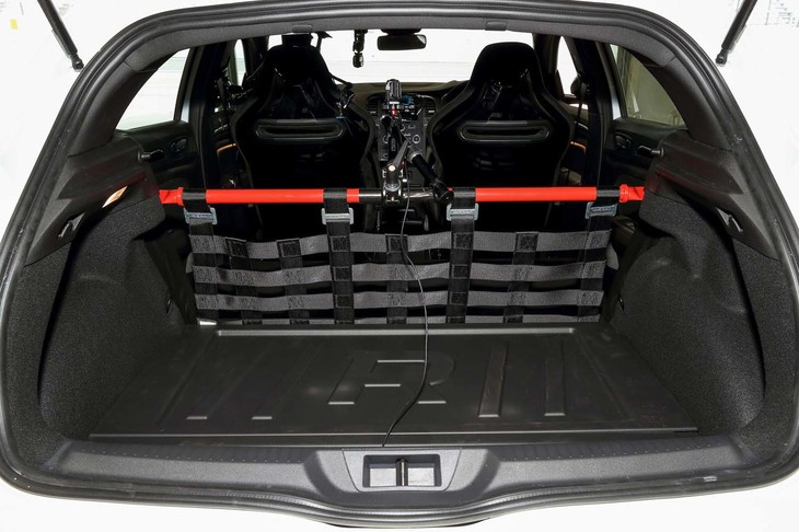 後席を取り外し、赤いサブフレームを装着した室内。これにより25.3kgの軽量化を実現した。結果的に、コーナリング中の挙動はややオーバーステア気味になっているという。