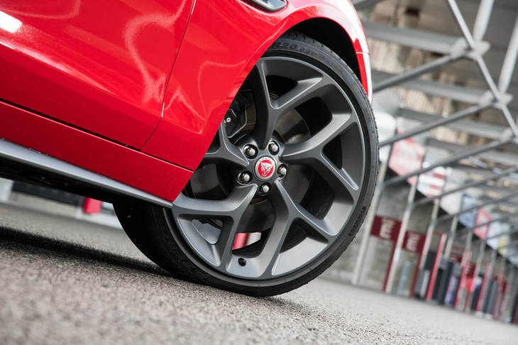 「300スポーツ」のタイヤサイズは前：225/40R19、後ろ：255/35R19が標準だが、テスト車にはオプションで用意される前：235/35ZR20、後ろ：265/30ZR20サイズのタイヤと20インチアルミホイールが装着されていた。