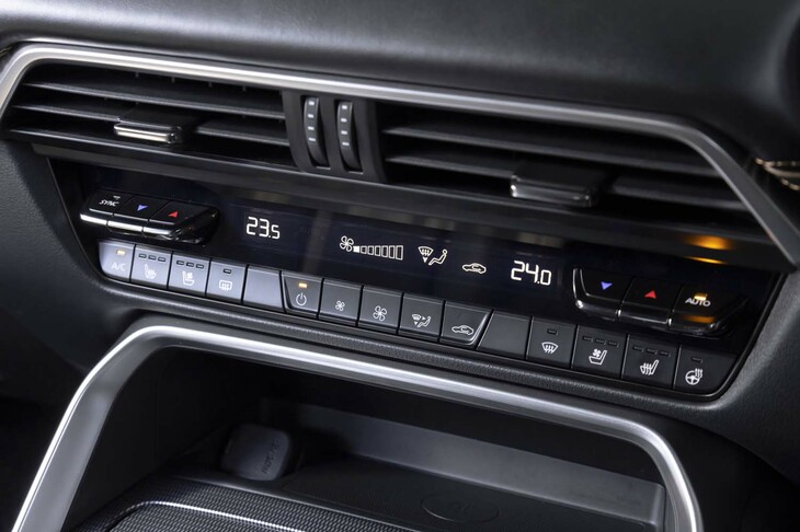 ずらりとスイッチが並んだエアコンの操作パネル。温度調整のスイッチが上昇も加工も下に押し込むというロジックが、ちょっとマツダらしくない。