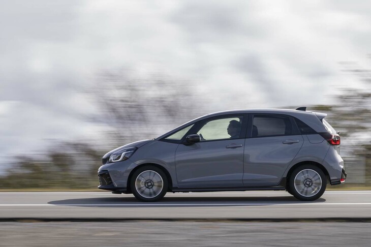 パワートレインは最高出力106PSの1.5リッターエンジンと同じく123PSの駆動用モーターの組み合わせ。他の「e：HEV」モデルと同じだが、マイナーチェンジによってe：HEV全車でパワートレインの出力が強化されている。