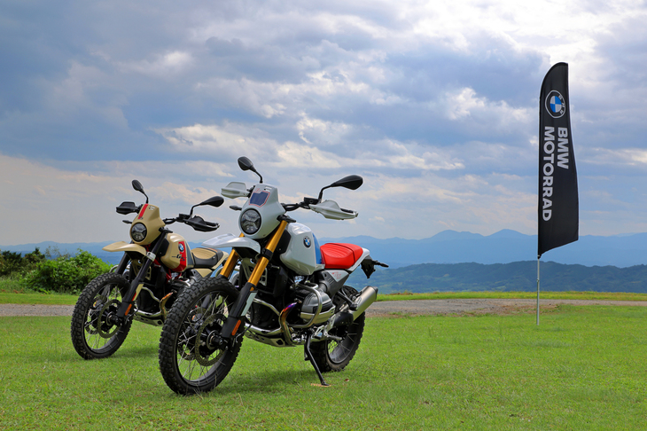 カラーリングは「R80G/S」を想起させる「ライト・ホワイト」（写真向かって右）に、「Option 719」専用色となる「サンドローバー・マット」（同左）、そして「ナイト・ブラック・マット」の３種類が用意される。