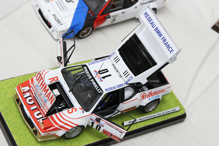 こちらの作者もフル開閉マニア（？）。エッシー製1/24「BMW M1」の1982年ツールド・コルス仕様の、フロントフードとリトラクタブルライトを開閉（上降）可能にモディファイしてディテールアップ。