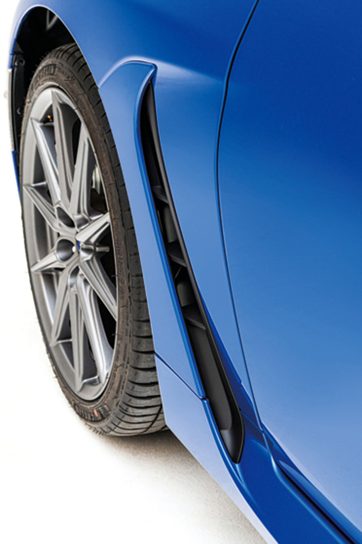 新型スバルBRZ（フロントフェンダーダクト）