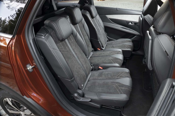 2列目シートは3座独立タイプ。座面の前後調整（15cm）と背もたれのリクライニング（5段階）が個別にできる。