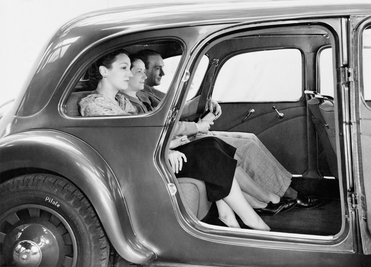 「11CVファミリアール」のリアシートの写真だが、乗員の足元に注目。「トラクシオン アヴァン」ではリアに動力を伝えるプロペラシャフトが不要なため、低床かつ平坦なフロア形状となっていた。