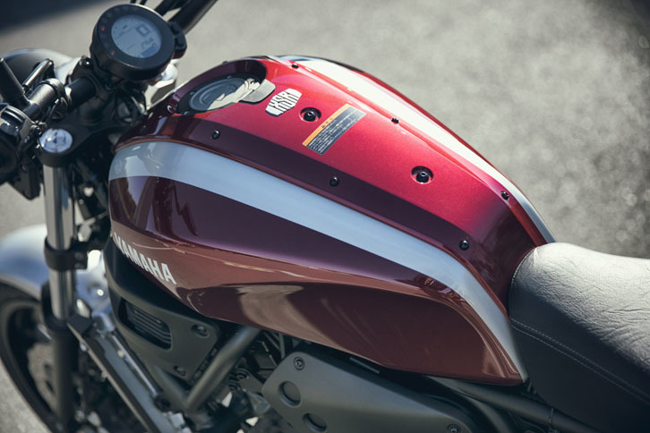 色はレッドとグレーの2色。前者はシルバーのラインが入ったタンクサイドカバーが、後者は職人が手作業でバフがけしたタンクカバーが特徴となっている。