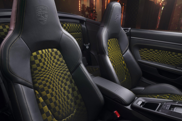 18Wayスポーツシートプラスとドアのセンターパネル、グローブボックスの内側、リバーシブルトランクマットにもパシャ模様が施されている。