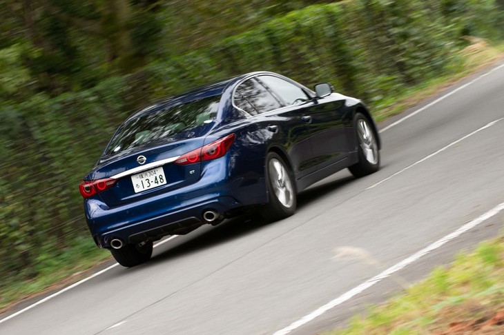 VR30DDTTユニットは低回転域から豊かなトルクを発生しながら、7000rpm強のリミットまでスパッと回りきる気持ちのいいエンジンだった。