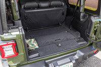 荷室容量は小さく、開口部も基本的には下部のテールゲートが横に開くだけ。大荷物を積む際には、写真の通り後席をたたみ、ビニール製のリアウィンドウを剥ぐ必要がある。