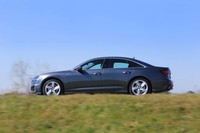 「A6セダン55 TFSIクワトロSライン」は、MHEVによって22km/h以下でエンジンスタート／ストップ機能が働くほか、55～160km/hの間でエンジン休止走行のコースティングも行える。