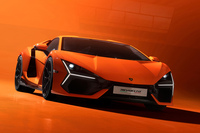 2023年3月29日（現地時間）に発表されたランボルギーニの新型フラッグシップスーパースポーツ「レヴエルト」。ドアは従来どおりの跳ね上げ式で、V12エンジンをベースとする最高出力1015PSのプラグインハイブリッドユニットをリアミドに搭載する。PHEVなので、日本においては2050年まで乗れるはず。