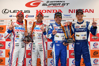 2016年シーズンのタイトルを獲得し、笑顔を見せる4人。写真左から、GT500クラスで優勝したNo.39 DENSO KOBELCO SARD RC Fのヘイキ・コバライネン、平手晃平、GT300クラスを制したNo.25 VivaC 86 MCの土屋武士、松井孝允。