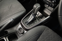 センターコンソールに備わる6段ATのシフトセレクター。「エスクード」のATはマニュアルモード付きで、シフトパドルによって手動でも変速できる。