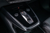 フローティングセンターコンソールに配置されるスタート／ストップボタンを押して、システムを起動する。キーファブを車内に持ち込めば、ブレーキペダルを踏むだけでもイグニッションをオンにすることが可能となる。