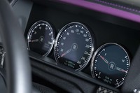 メーターパネルの3眼はすべて液晶表示式。中央がスピードメーターで、左はパワーユニットの“余力”を示すパワーリザーブメーター。