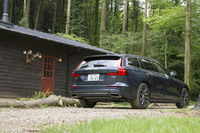 2018年3月のジュネーブモーターショーで世界初公開された新型「ボルボV60」。スポーティーさを前面に押し出した先代に比べ、より実用性を重視したモデルと定義されている。