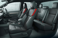 「Z“GRスポーツ”」は、前席に「GR」ロゴを刺しゅうした専用合成皮革＋スエード調スポーツシートを装備している。