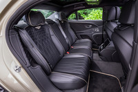 リアのシート表皮デザインやカラーリングはフロントシートに準じたもの。左右独立式の電動調整機能のほか、マッサージやヒーター＆ベンチレーション機能が標準装備されている。