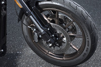 マットダークブロンズのアルミホイールもベーシックな「ローライダー」との違い。タイヤサイズは前が110/90B19、後ろが180/70B16である。