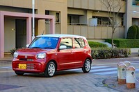 新型「アルト」の全高は1525mm。先代より50mm高いものの、現在主流となっている“背の高い軽”に比べると100～150mmほど低くなっている。