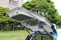 軽量化のため、バックドアはアウターパネル、インナーパネルともに樹脂製となっている。