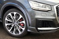 「SQ2」のタイヤサイズは235/45R18が標準。テスト車に装着された235/40R19サイズのタイヤと19インチアルミホイールはオプション装備である。