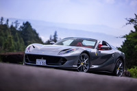 フェラーリ伝統のV12エンジンを搭載する「812スーパーファスト」のオープントップバージョンが「812GTS」。2019年9月に伊フィオラーノサーキットで開催された「ウニベルソフェラーリ」と呼ばれるイベントでデビューした。