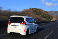 今回のテスト車はハイブリッドの6人乗り仕様。このほか同じハイブリッドの7人乗り仕様に加えて、1.5リッターガソリンモデルにも6人乗りと7人乗り仕様が用意されている。