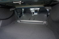 リアシートの背もたれは前に倒せる。3分割式というところが凝っている。