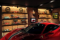 レンガ積みの壁にはミニカーや小物を置くための棚が設けられている。