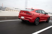 テスト車の車両重量は2030kg（車検証記載値）。フロント1020kg、リア1010kgとバランスよく配分されている。