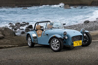 “Series3”と呼ばれるナローボディーに、スズキ製の0.66リッター直3ターボエンジンを搭載した「セブン170S」。黄色ナンバーが示すとおり、軽自動車規格に収まるケータハムだ。