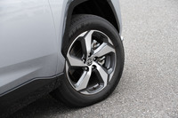 タイヤサイズは上級グレード「ブラックトーン」が235/55R19。その他の2グレードが225/60R18である。