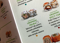 イタリアのとあるチェーン系SUSHIレストランのメニュー。「URAMAKI MIURA」の文字が。