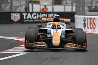 石油会社ガルフ・オイルとのパートナーシップから、特別なカラーリングのマシン＆ユニフォームでモナコGPに臨んだマクラーレン。気鋭の若手ノリス（写真）とは複数年で契約を更新したばかりということで、その余勢を駆って上位を目指したいところだった。そのノリスは予選で5位、レースではキャリアベストタイの3位と好調をキープ。ドライバーズランキングも3位と好位置につけている。気になるのはチームメイトのダニエル・リカルド。モナコでポール2回、2018年には優勝したこともある彼は、マクラーレン5戦目にしてまだマシンとのマッチングに苦しんでおり、予選Q2敗退の12位、レースでは周回遅れの12位と元気がなかった。（Photo=McLaren）