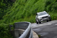 試乗車は、オプションのエアサスペンションおよびアクティブシャシーシステム「FOUR-C」を装備。ツイスティーな峠道でもロールの少ない快適な走りを楽しむことができた。