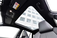 グローバルカーの「カローラ クロス」だが、写真の「パノラマルーフ」（11万円のオプション）は国内仕様車だけに設定される。