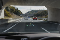 ウインドシールド視野内に、幅600×高さ150mm（24インチ）の大型カラーヘッドアップディスプレイを投影。ドライバーの気づきやすさに注目し、エリアごとに表示内容が区分けされている。