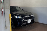 ディーラーで見せてもらったブラックの「X2」。「XM」と同様に、キドニーグリルがデイタイムランニングランプと連動して光るという事実が判明。ちっちゃいX2でも、顔の威力はたぶんトップクラス！